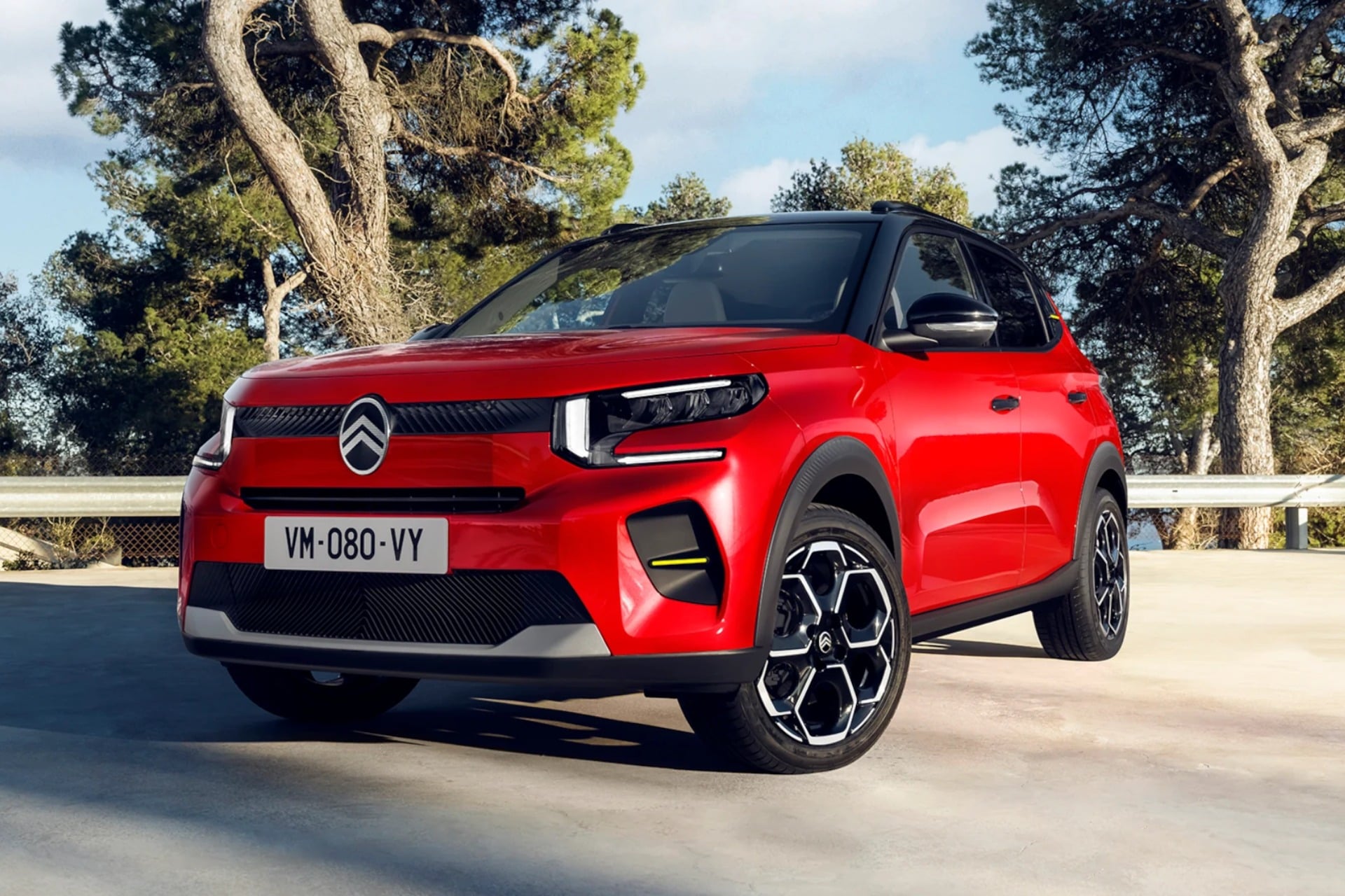 La Citroën ë-C3 peut descendre à 12 990 euros après aides. Mais ce prix cache une batterie réduite, 150 km d'autonomie réelle, pas de recharge rapide de série. On vous explique tout.