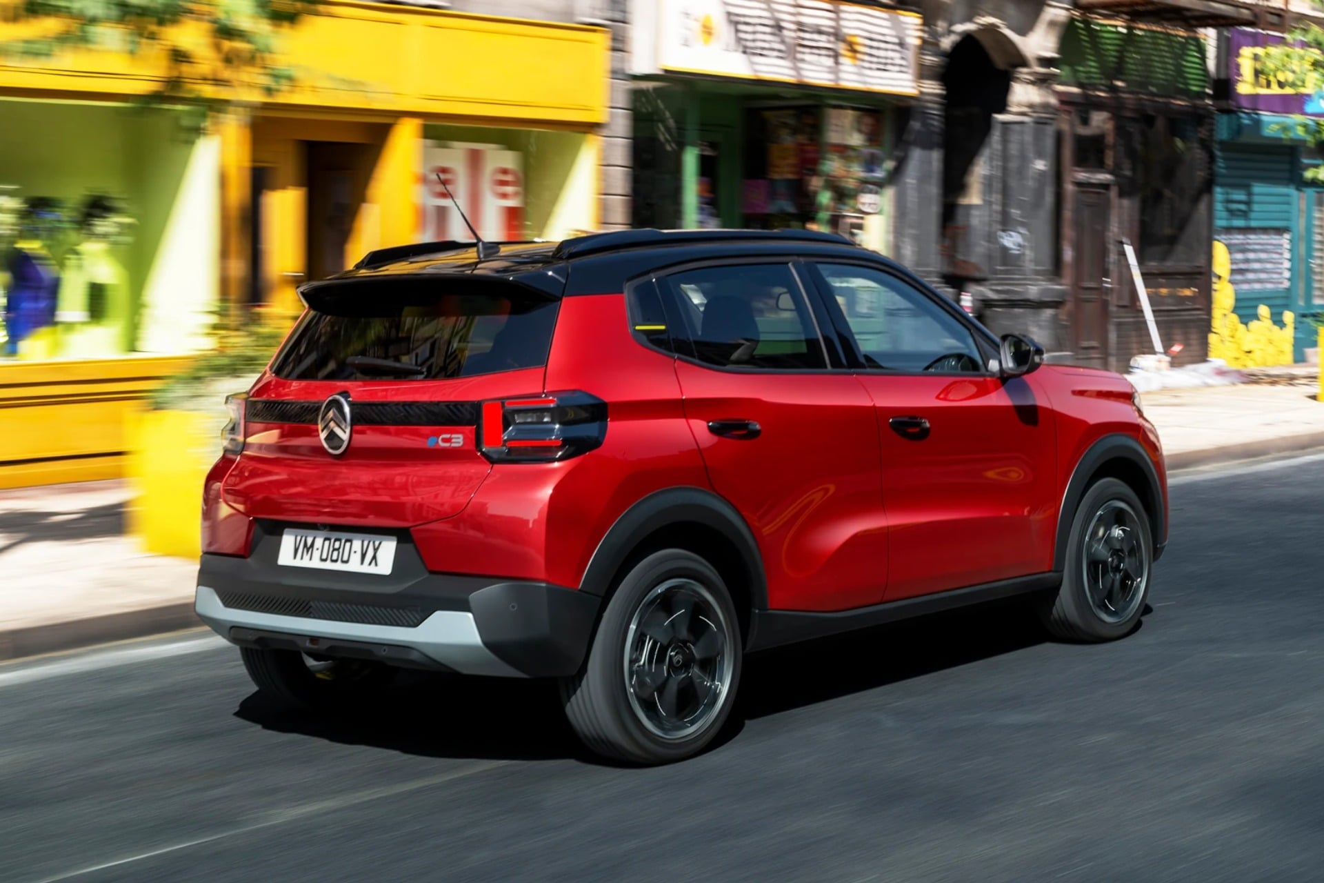 La Citroën ë-C3 peut descendre à 12&nbsp;990 euros après aides. Mais ce prix cache une batterie réduite, 150 km d'autonomie réelle, pas de recharge rapide de série. On vous explique tout.