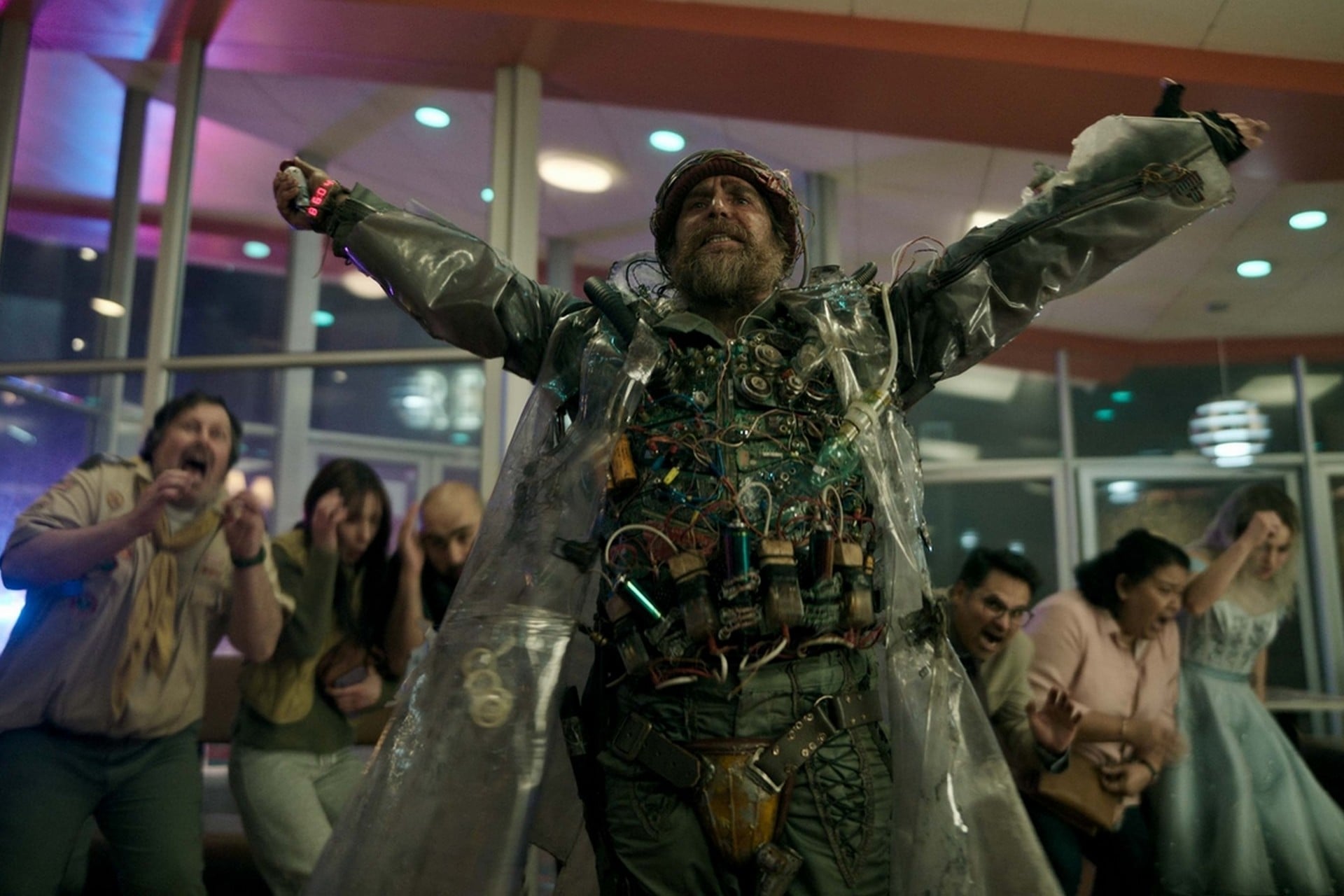 Critique Good Luck, Have Fun, Don't Die&nbsp;: le papa de Pirates des Caraïbes fait son Terminator sous coke