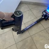 Shark PowerDetect Speed Clean & Empty aspirateur sans fil posé sur parquet moderne