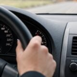 Maxence Combes, électronicien dans le Tarn, affirme avoir mis au point un logiciel de reprogrammation moteur économisant 1 litre aux 100 km. Les résultats restent non vérifiés indépendamment.