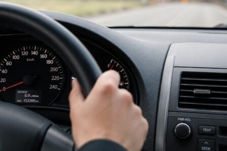 Maxence Combes, électronicien dans le Tarn, affirme avoir mis au point un logiciel de reprogrammation moteur économisant 1 litre aux 100 km. Les résultats restent non vérifiés indépendamment.