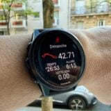 Garmin Forerunner 570 au poignet d'une coureuse lors du Marathon de Paris 2025 sur les Champs-Élysées
