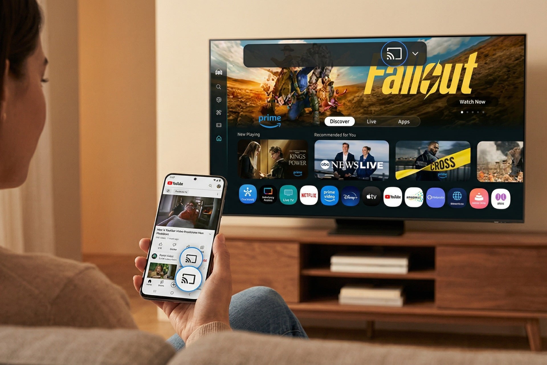 Téléviseur Samsung allumé affichant l'interface Tizen avec une icône Google Cast visible, smartphone Android en main devant l'écran