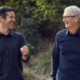 John Ternus prend la tête d'Apple le 1er septembre. Voici 5 anecdotes qui montrent que le successeur de Tim Cook est un personnage à part — bien loin de l'image qu'on se fait d'un CEO Apple.