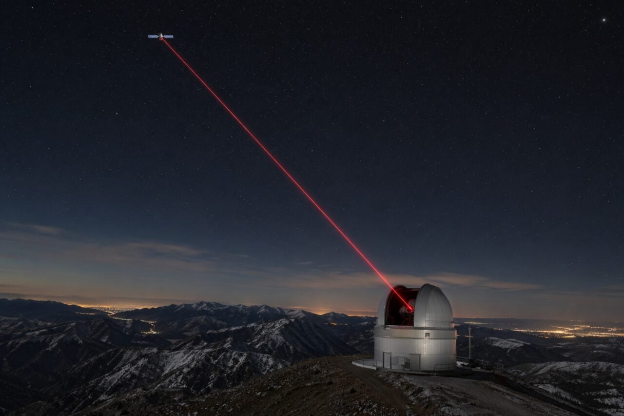 Des chercheurs chinois ont transmis 1 Gbit/s depuis l'orbite géostationnaire avec seulement 2 watts. Derrière ce résultat : 357 micro-miroirs, 8 canaux et une approche inédite des turbulences atmosphériques.