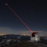 Des chercheurs chinois ont transmis 1 Gbit/s depuis l'orbite géostationnaire avec seulement 2 watts. Derrière ce résultat : 357 micro-miroirs, 8 canaux et une approche inédite des turbulences atmosphériques.