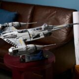 LEGO annonce le Chasseur N-1 du Mandalorien UCS (75442) : 1809 pièces, briques Drum Lacquered argentées, 249,99 €, dispo le 4 mai 2026 avec Mando et Grogu.