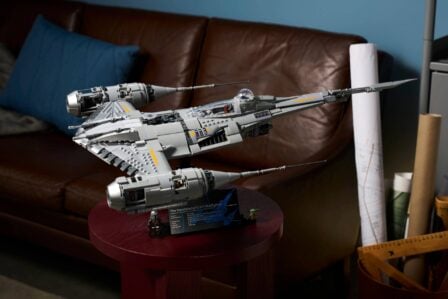 LEGO annonce le Chasseur N-1 du Mandalorien UCS (75442) : 1809 pièces, briques Drum Lacquered argentées, 249,99 €, dispo le 4 mai 2026 avec Mando et Grogu.