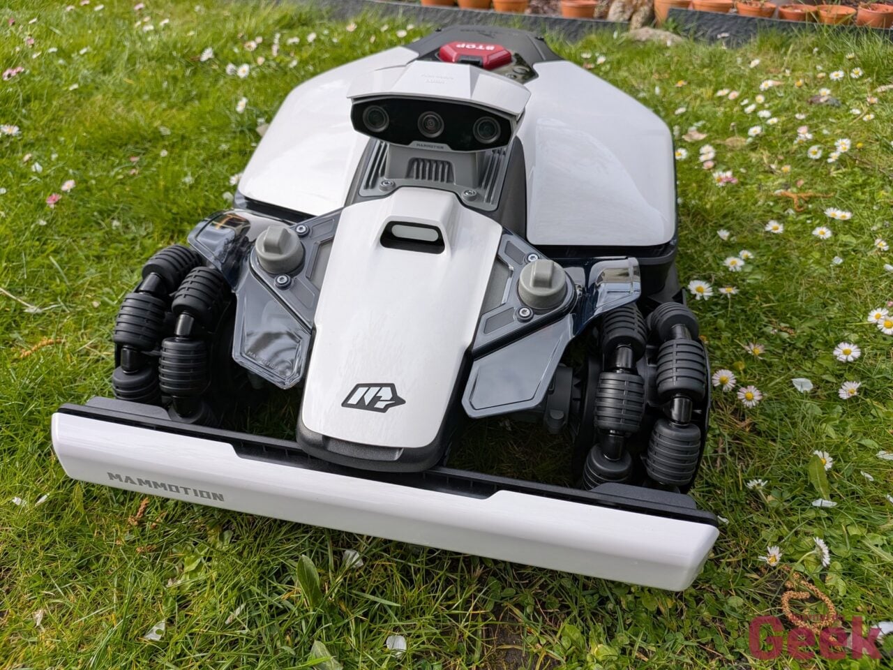Mammotion Luba Mini 2 AWD : robot tondeuse compacte et bordures atteintes