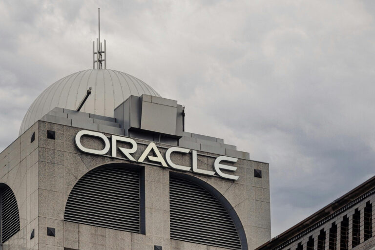 Oracle coupe dans ses effectifs, mais dépense sans compter pour l’IA
