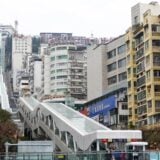 Wushan, Chine : l'escalator "Déesse" fait 905 mètres, monte à 242 mètres de dénivelé en 21 minutes. 9 000 usagers par jour, fabriqué par Schindler.