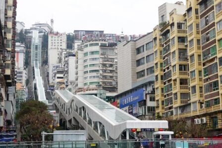 Wushan, Chine : l'escalator "Déesse" fait 905 mètres, monte à 242 mètres de dénivelé en 21 minutes. 9 000 usagers par jour, fabriqué par Schindler.