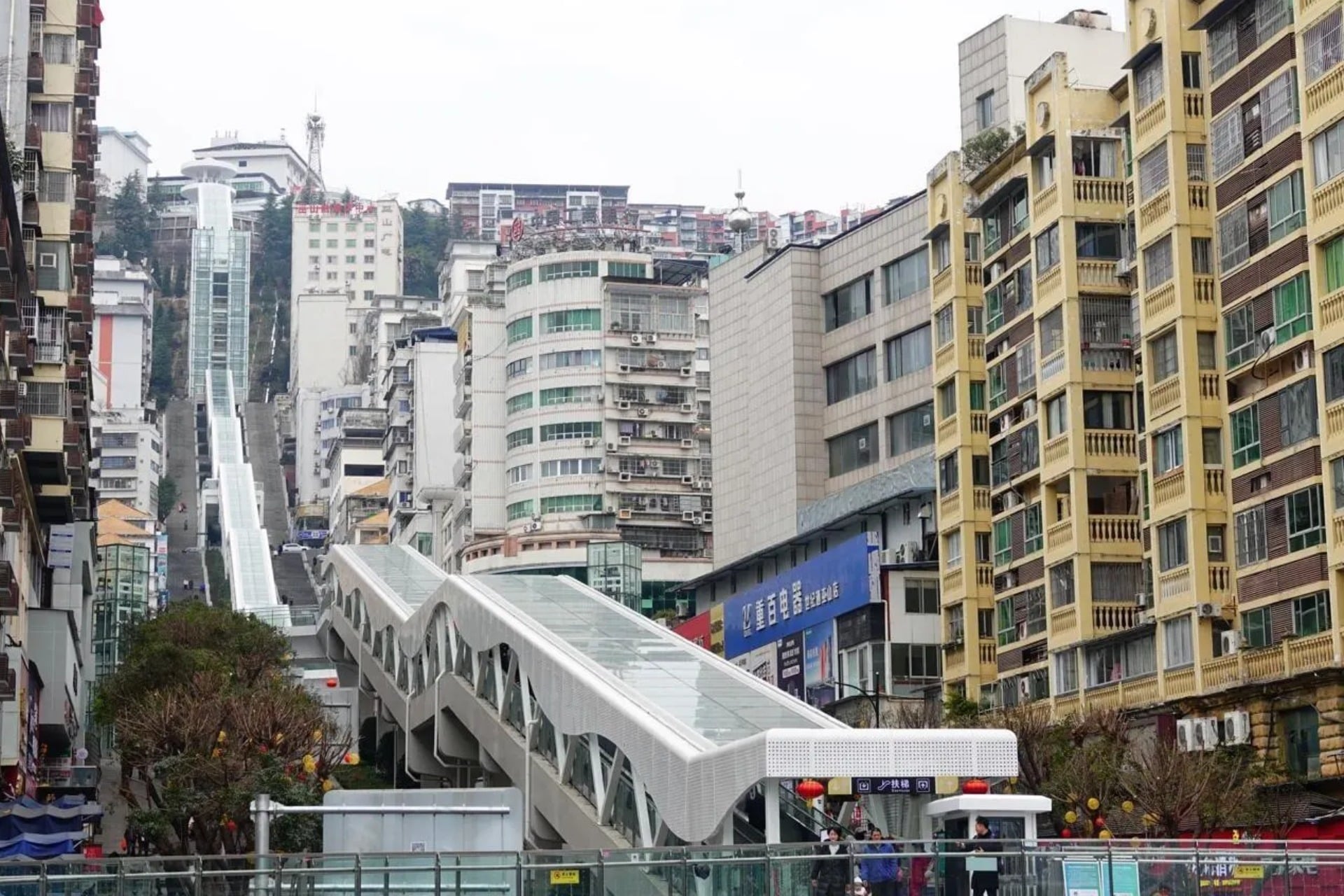 Wushan, Chine : l'escalator "Déesse" fait 905 mètres, monte à 242 mètres de dénivelé en 21 minutes. 9 000 usagers par jour, fabriqué par Schindler.