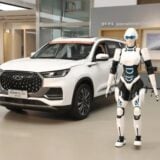 Robot humanoïde sortant des sacs de courses du coffre d'une voiture