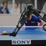 Le robot Ace de Sony AI a battu des pongistes élites et des professionnels top 25 mondial. Publié dans Nature, ce résultat change ce qu'on croit possible pour l'IA dans le monde physique.
