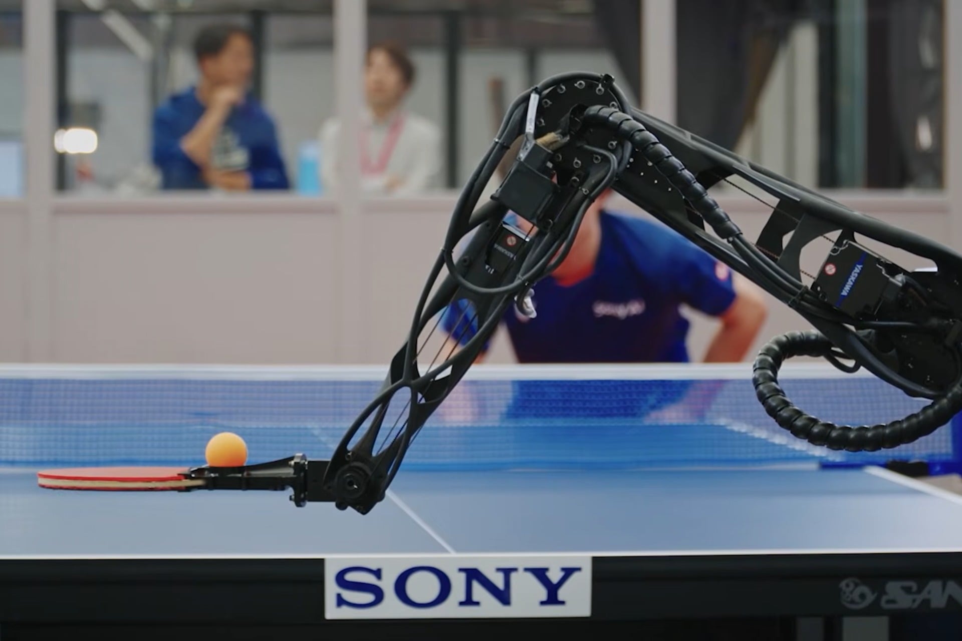 Le robot Ace de Sony AI a battu des pongistes élites et des professionnels top 25 mondial. Publié dans Nature, ce résultat change ce qu'on croit possible pour l'IA dans le monde physique.