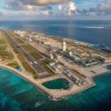 Vue aérienne d'une île artificielle chinoise construite en mer de Chine méridionale