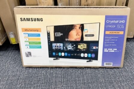 Carton d'emballage Samsung avec la photo de Dua Lipa utilisée sans autorisation