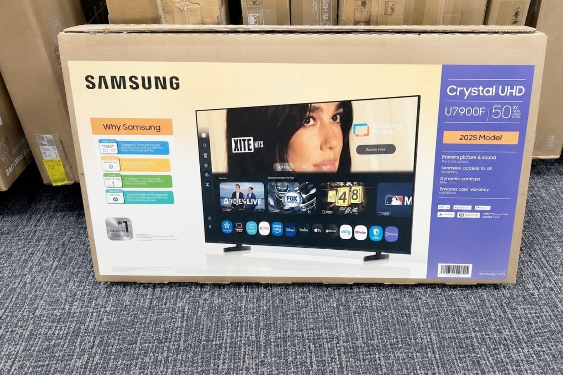 Carton d'emballage Samsung avec la photo de Dua Lipa utilisée sans autorisation