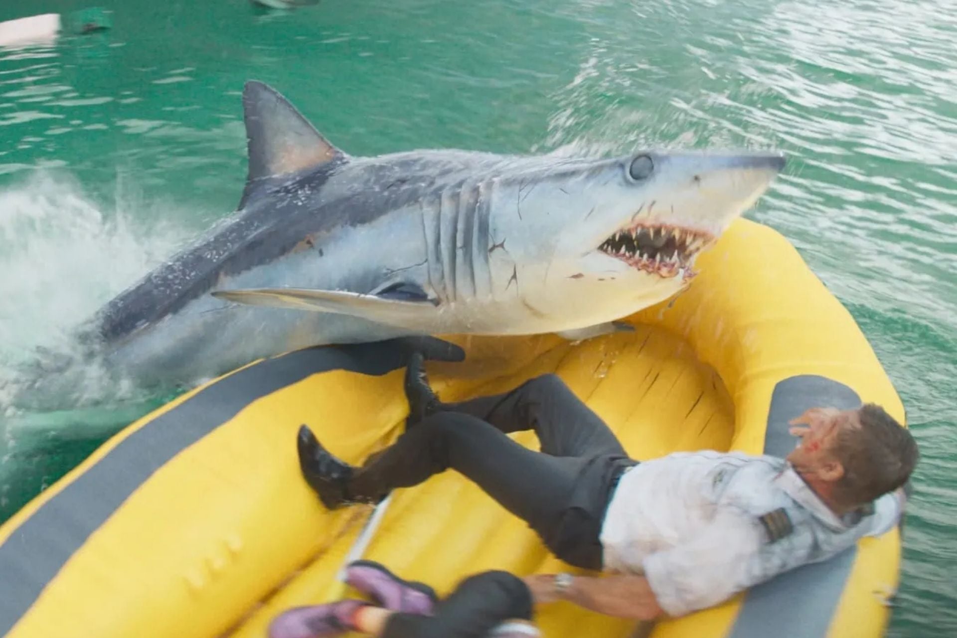 Un crash d'avion, des requins affamés, que vaut vraiment le film d'horreur Deep Water ?