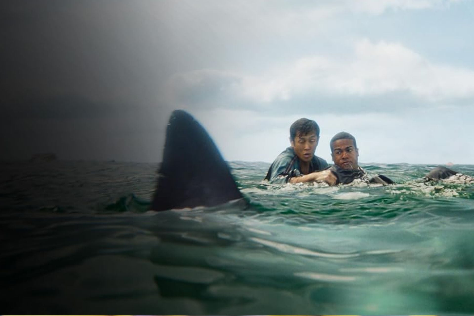 Un crash d'avion, des requins affamés, que vaut vraiment le film d'horreur Deep Water ?