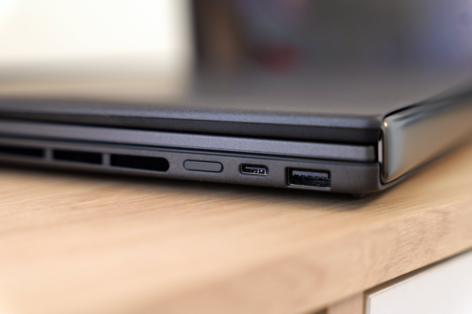 Asus Zenbook Duo 2026 Ports Droite