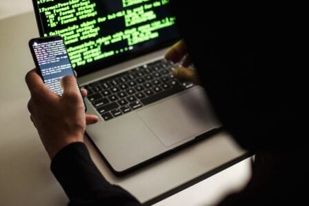Hacker smartphone mac