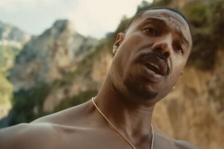 Après Sinners, Michael B. Jordan se la joue James Bond torse nu !