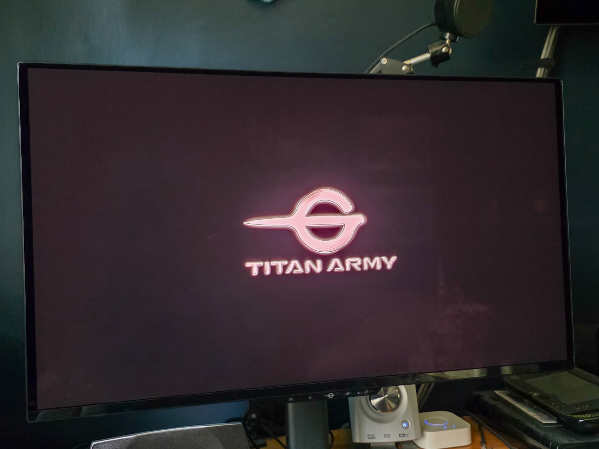 Test écran Titan Army G2585S