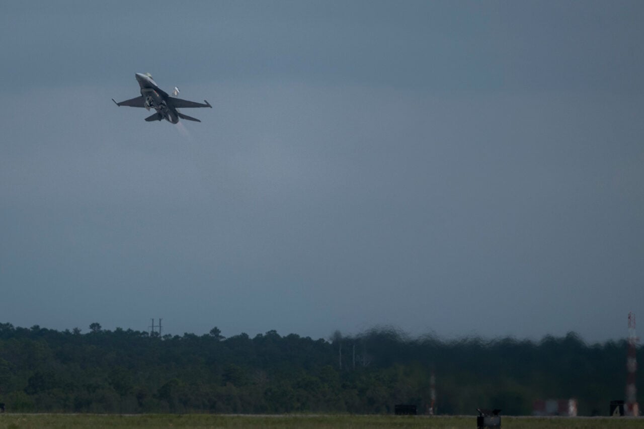 F 16