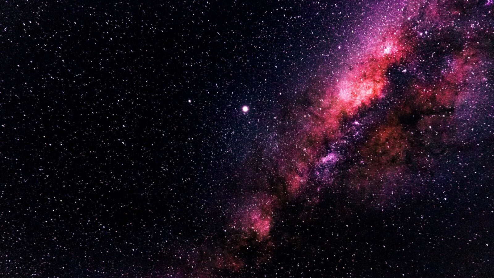 Des Astronomes Identifient un Objet Hybride Grâce au James Webb