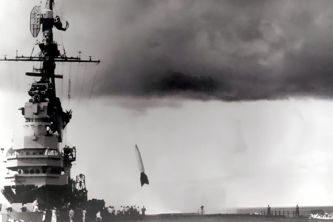 Il y a presque 80 ans, un missile fut tiré pour la première fois depuis la mer : une expérience risquée qui changea le cours de la guerre