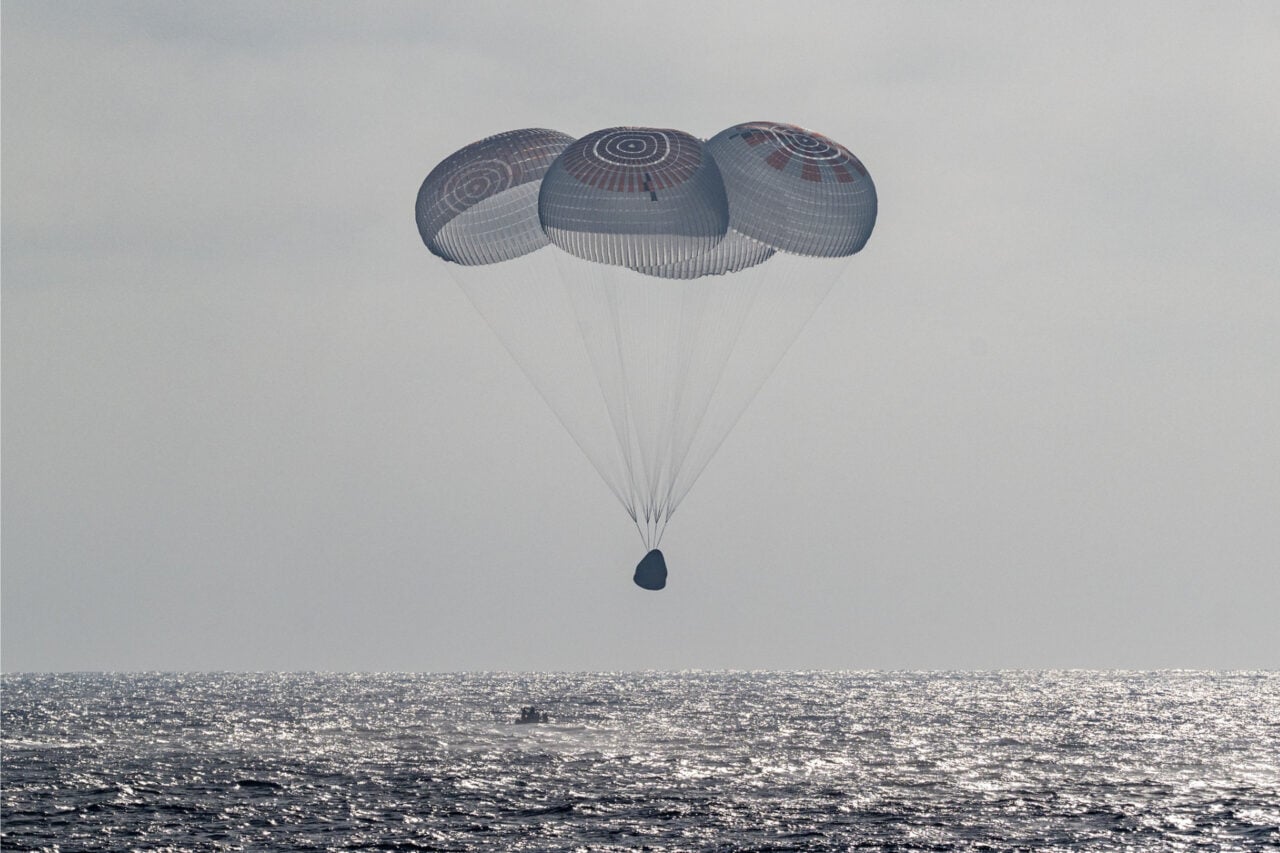Le retour de l’équipage de Crew-12 à bord de la capsule SpaceX s’est déroulé comme prévu. La NASA dévoile les images de leur amerrissage dans le Pacifique