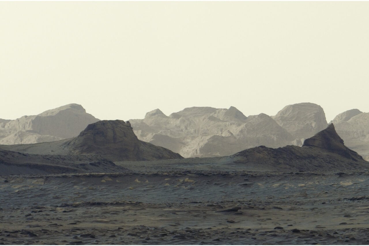 Grâce à Curiosity, la NASA dévoile un splendide cliché de la surface de Mars : d’étranges falaises dont l’origine reste encore inconnue