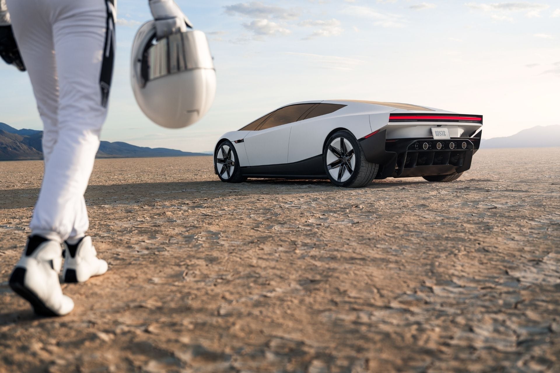 Elon Musk dévoile la Tesla Roadster, sa première voiture VOLANTE !