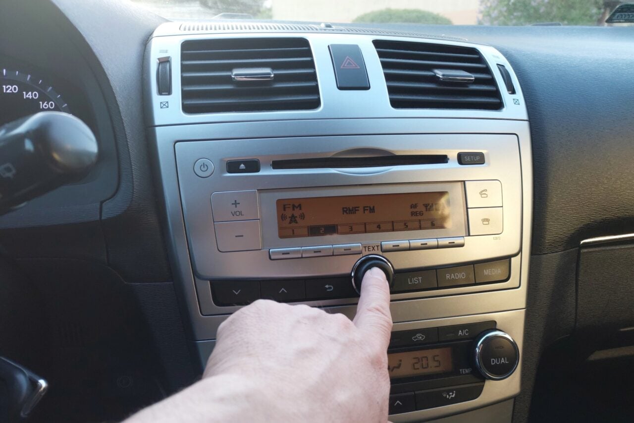 Le Sénat veut forcer les constructeurs auto à remettre un autoradio dan les voitures neuves, mais pourquoi ?
