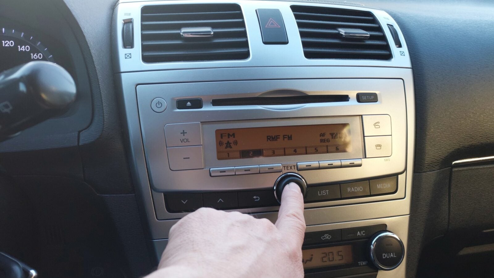 Le Sénat veut forcer les constructeurs auto à remettre un autoradio dan les voitures neuves, mais pourquoi ?