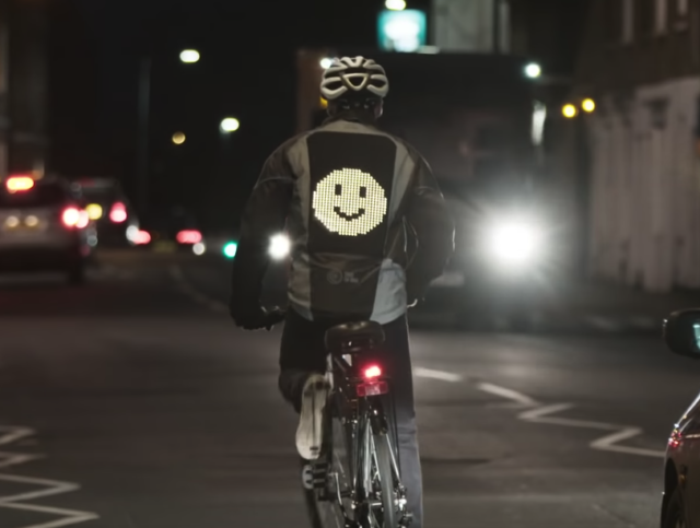 La veste emoji, l’idée lumineuse de Ford  Capture-decran-2020-02-07-a-12-09-27-640x483