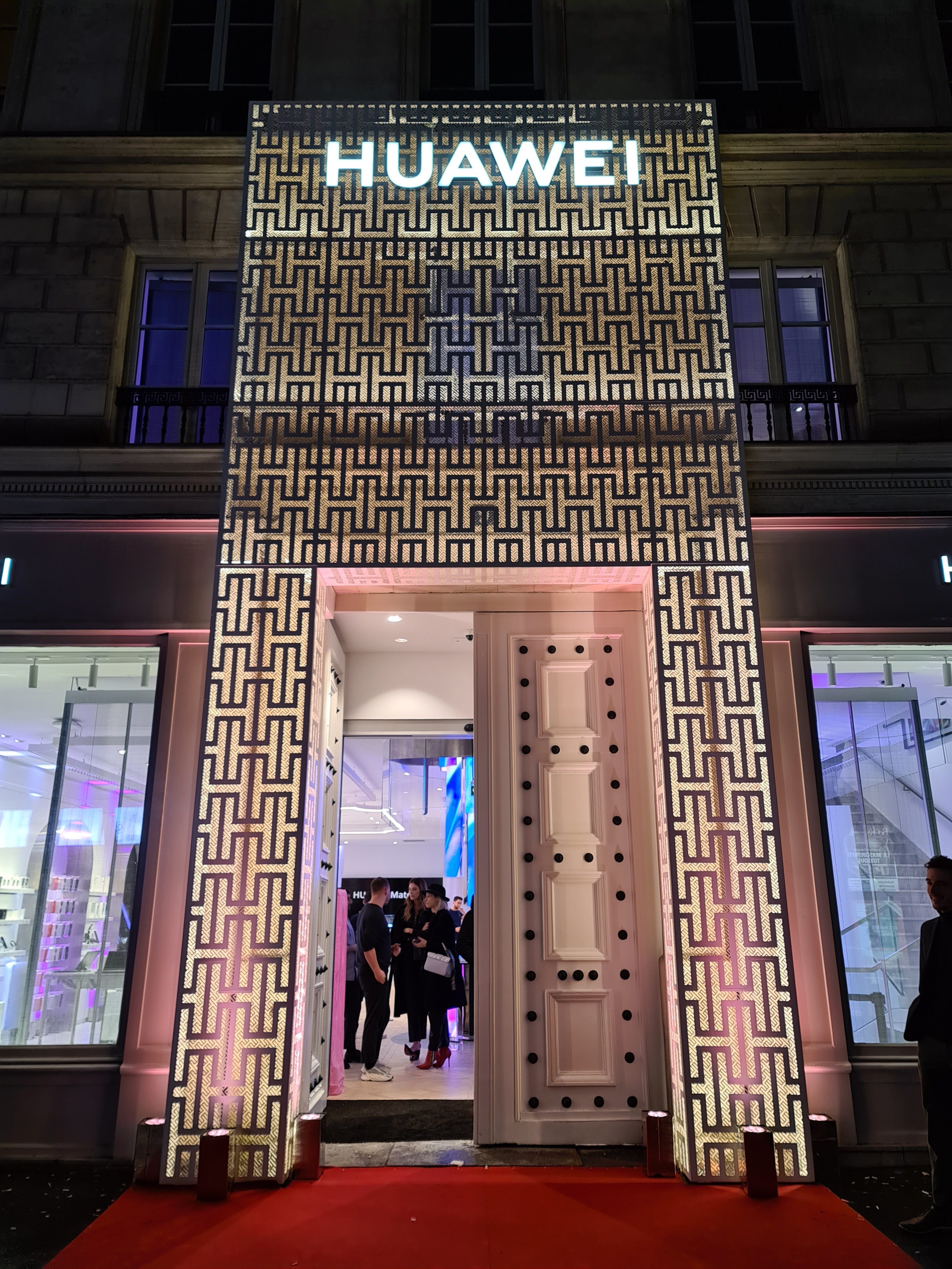 Huawei a ouvert son premier Flagship store à Paris ...