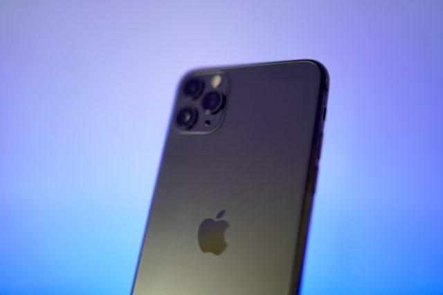 iPhone 12 : pourquoi Apple ne fournirait plus de chargeur ni d'écouteurs ?