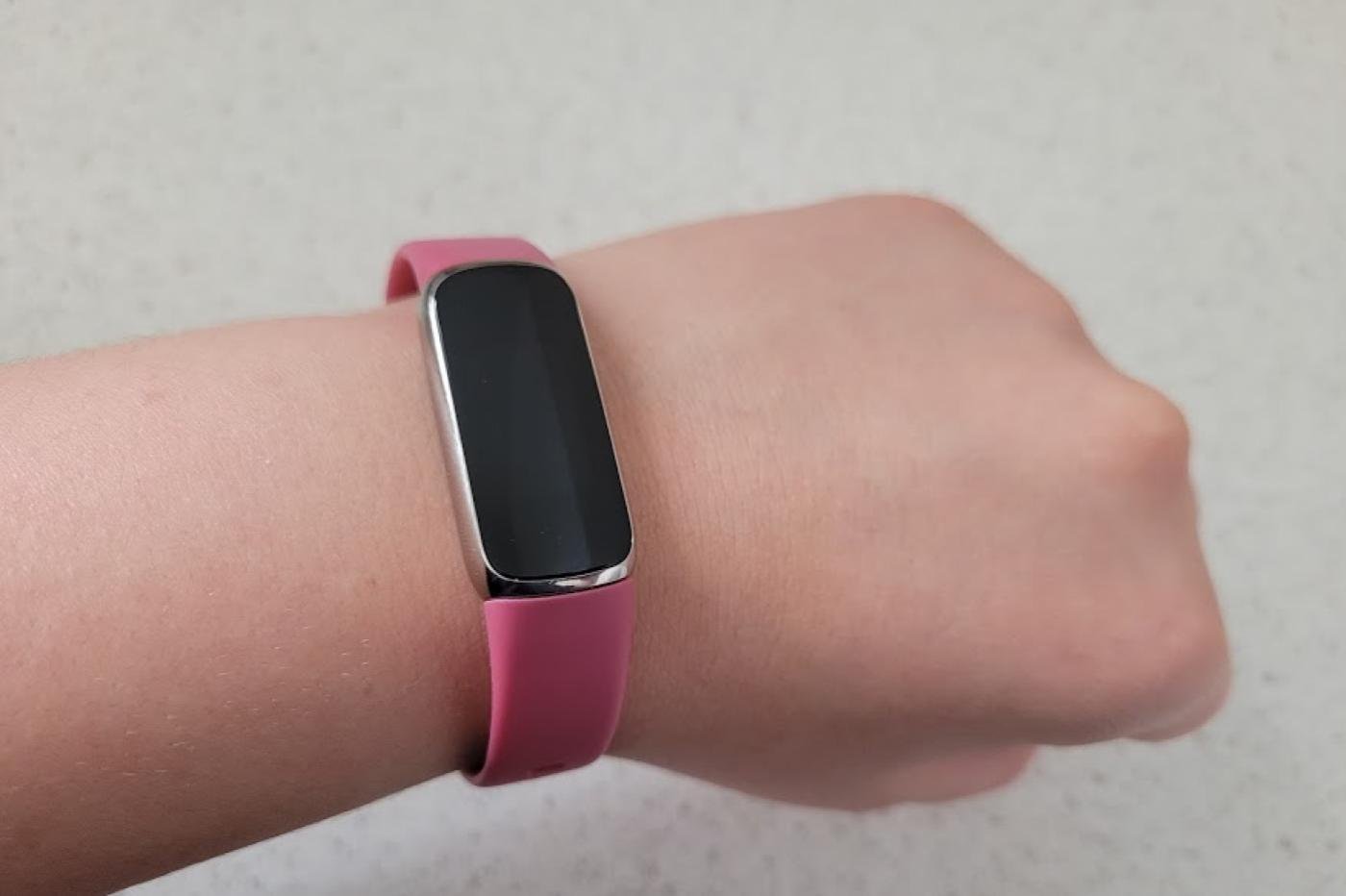 Bracelet connecté Fitbit Luxe - Blanc –