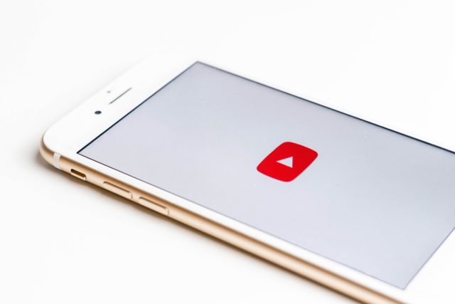YouTube expérimente la détection automatique de contenu shopping
