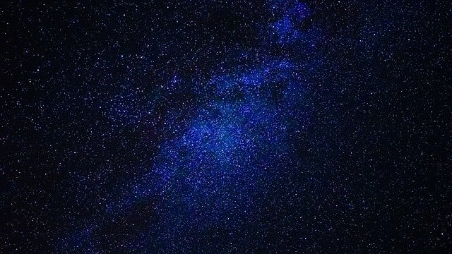 [Actu] Le cosmos ne serait pas plongé dans le noir absolu Milky-way-2675322-640