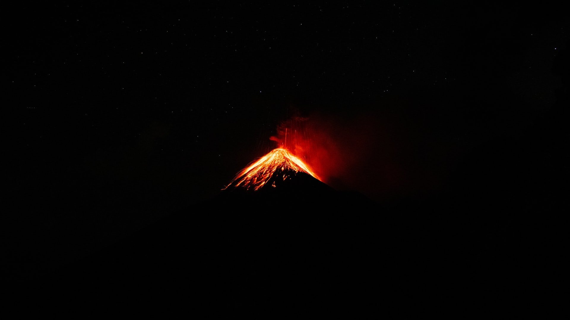 Eruption d'un volcan en Islande: spectacle de la lave de nuit