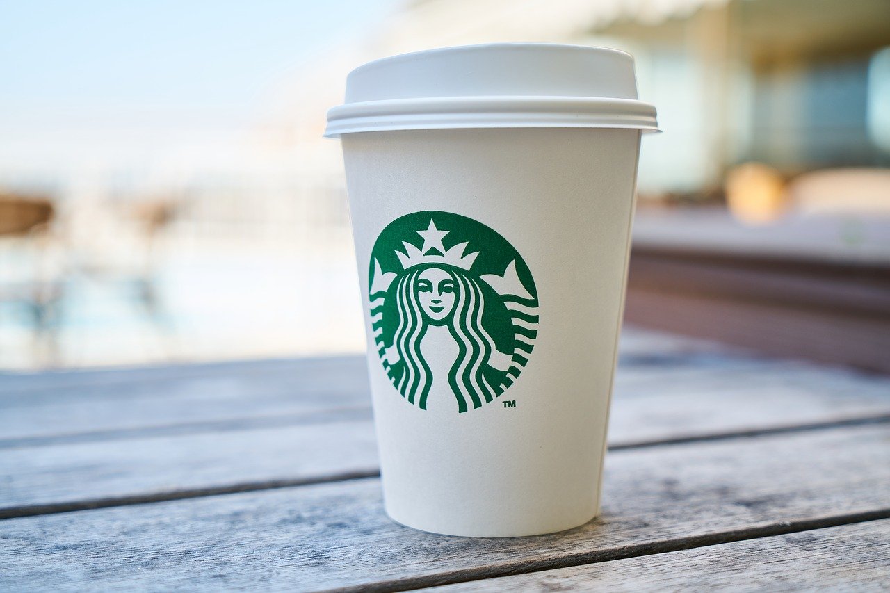 Commentaires haineux : Starbucks menace de quitter Facebook