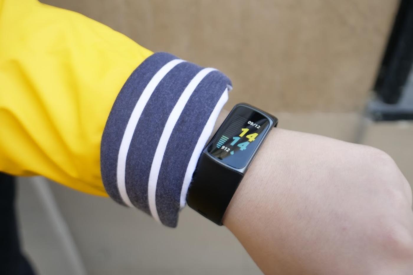 Test Fitbit Charge 5 : changement de cap radical pour le bracelet connecté  américain