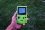 Logan Paul sacrifie des Game Boy Color rares… pour fabriquer une table