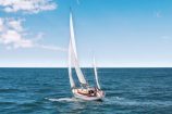 Cette firme française remplace les voiles des bateaux par des panneaux solaires