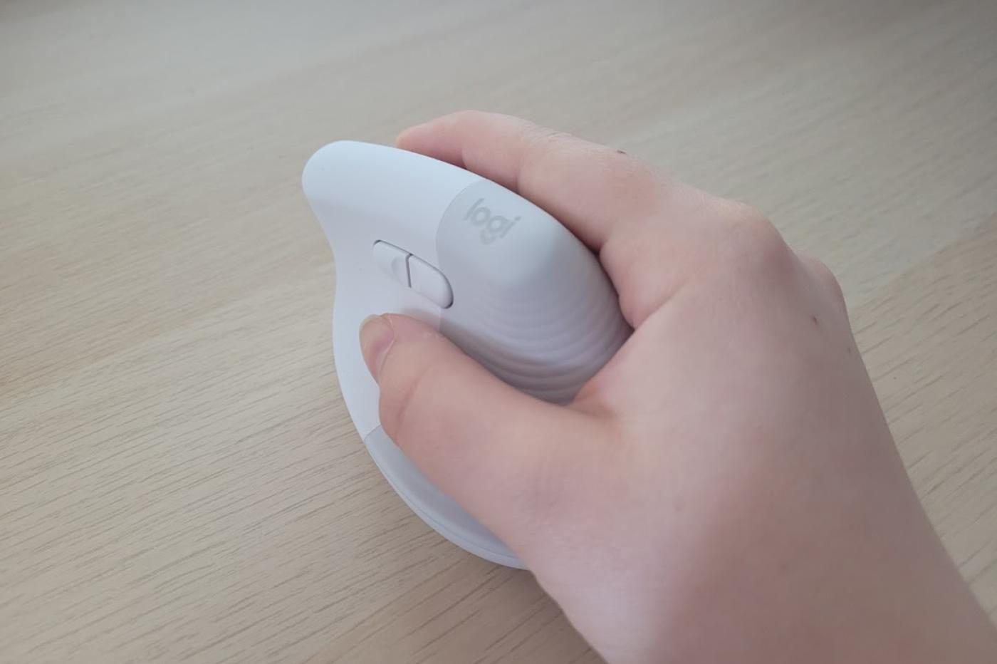 Test : Logitech Lift, la souris ergonomique qui veut du bien à vos poignets
